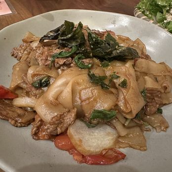 Sisters Thai - Drunken Noodles w Beef - Thai Near Me - Fairfax, Virginia Sisters Thai - Drunken Noodles w Beef - Thai Near Me - Fairfax, Virginia