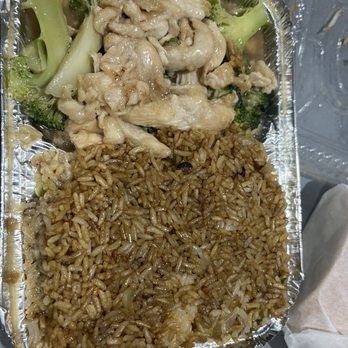 El Pabellon De Oro - Chicken and broccoli with chicken fry rice - Latin American Near Me - Bronx, New York El Pabellon De Oro - Chicken and broccoli with chicken fry rice - Latin American Near Me - Bronx, New York