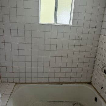 C&E Bathtubs Refinish - Before picture - Refinishing Services Near Me