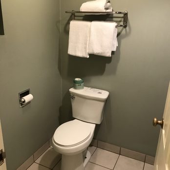 Lamp Liter Inn - Bathroom - Hotels Near Me - Visalia, California