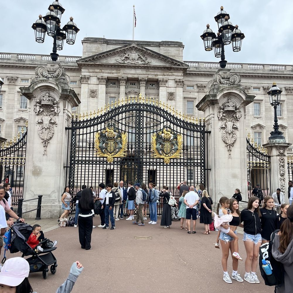 Buckingham Palace - Yo ... Charlie ... let me in. - Landmarks & Historical Buildings Near Me - London, XGL