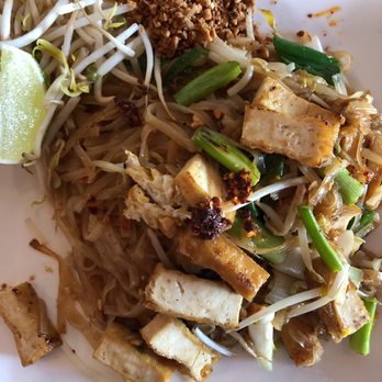 Jin Thai - Pad Thai with tofu - Thai Near Me - Chicago, Illinois