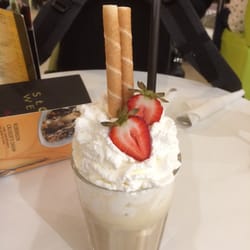 Słodki Wentzl - Iced coffee. Shot of espresso, milk, crushed ice, vanilla, almonds, anis & cinnamon. It also had vanilla ice cream & whipped cream.