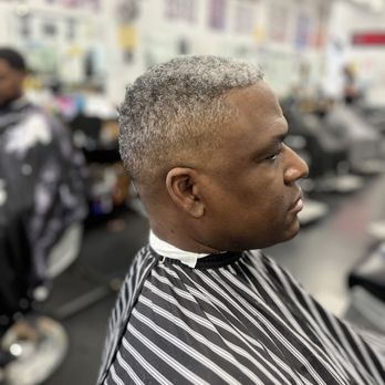 Tyler the Barber - Mid fade w lineup - Barbers Near Me Tyler the Barber - Mid fade w lineup - Barbers Near Me