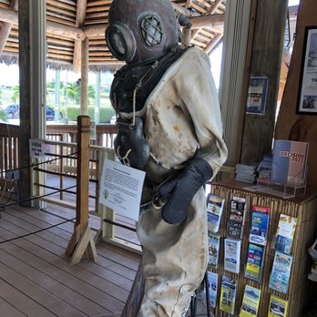 Florida Keys Aquarium Encounters - Diver man - Aquariums Near Me - Marathon, Florida Florida Keys Aquarium Encounters - Diver man - Aquariums Near Me - Marathon, Florida