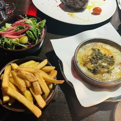 Hoża - Mixed Salad, Fries and Baked Cheese