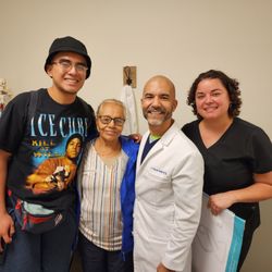 Jose Seda's Wellness Allegiance - Nuestra primera paciente que viaja desde Guatemala debido a un intenso dolor en las rodillas; le diagnosticaron artrosis, hueso con hueso
