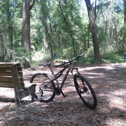 Nice place to take a break in the middle of the trails. Nice place to take a break in the middle of the trails.