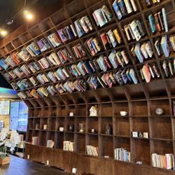 Sando Satori - Bookshelf wall
