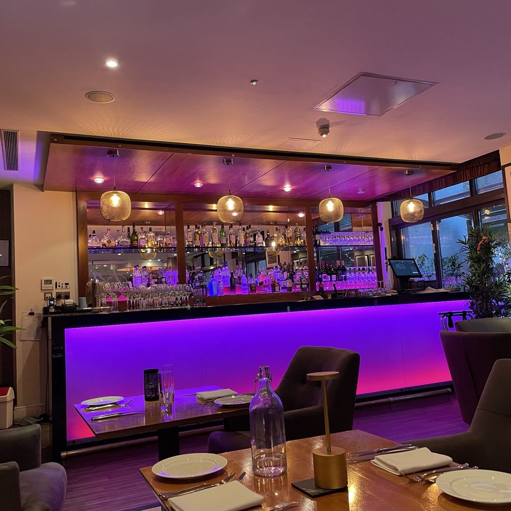 Bombay Palace - The bar area - Indian Near Me - London, XGL
