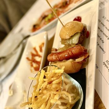 La Flauta - Mini hamburger, hotdog, & frites - Spanish Near Me - Barcelona, B La Flauta - Mini hamburger, hotdog, & frites - Spanish Near Me - Barcelona, B