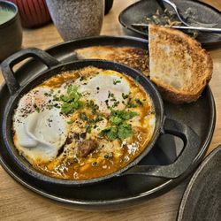 Auvers - Baked eggs with wagyu