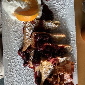 Sunwapta Falls Rocky Mountain Lodge - French toast meal - Hotels Near Me - Jasper, Alberta Sunwapta Falls Rocky Mountain Lodge - French toast meal - Hotels Near Me - Jasper, Alberta