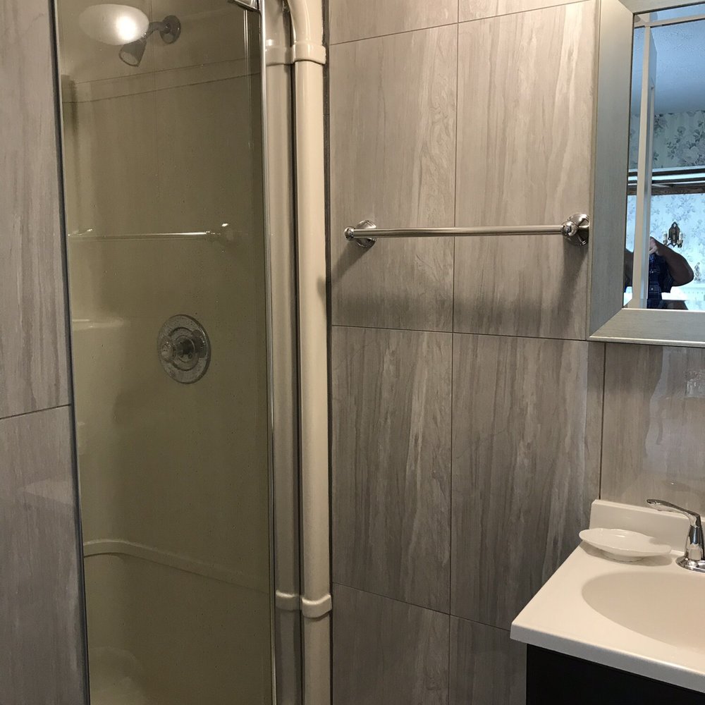 Bedham Hall - Very small bathroom attached to Buckingham room - Hotels Near Me - Niagara Falls, Ontario