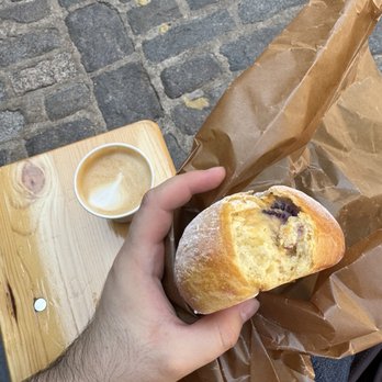 Fortitude Bakehouse - Blackberry morning bun and cappuccino - Cafes Near Me - London, XGL Fortitude Bakehouse - Blackberry morning bun and cappuccino - Cafes Near Me - London, XGL