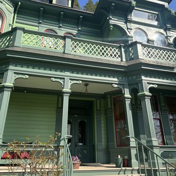 Shelton-McMurphey-Johnson House - Standing at the bottom step of porch looking up - Museums Near Me - Eugene, Oregon Shelton-McMurphey-Johnson House - Standing at the bottom step of porch looking up - Museums Near Me - Eugene, Oregon