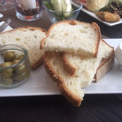 Di Vino - Cucina Italiana - Vinobar - Brot, Oliven und Dip vom Haus/Bread, olives and dip from the house