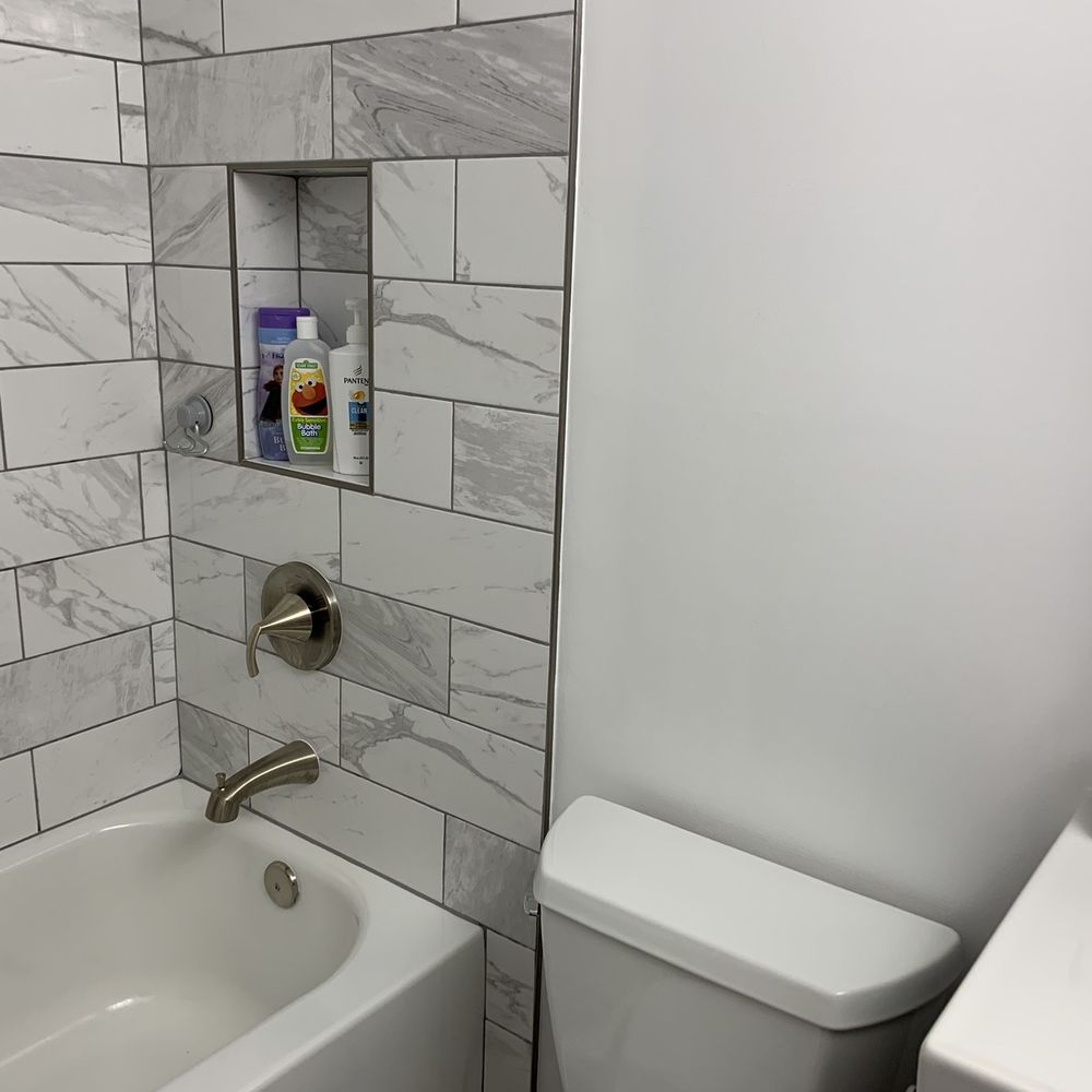 Shower/bath with niche and faucet in spare bath