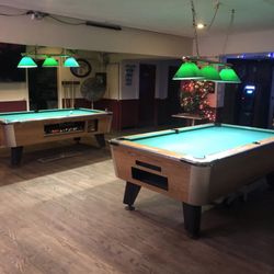 Bonvue Inn - Interior pool tables