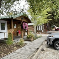 Log Cabin Motel - Our cabin!