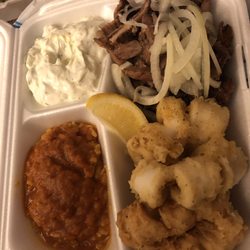Taverne Korfu - Gemischter Teller mit Gyros, Calamari und Tomatenreis