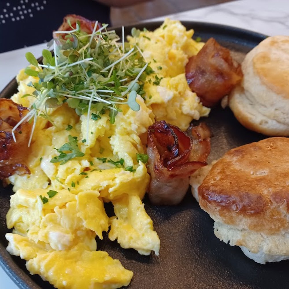 Scrambled eggs, bacon and biscuits Scrambled eggs, bacon and biscuits