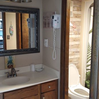 Carolina Winds - Bathroom - Hotels Near Me - Myrtle Beach, South Carolina