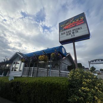 Wally's Chowder House & Broiler - Entrance. Parking can be a challenge so get there early. - Seafood Near Me - Des Moines, Washington Wally's Chowder House & Broiler - Entrance. Parking can be a challenge so get there early. - Seafood Near Me - Des Moines, Washington