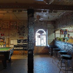 Maestas Lounge - Pool table