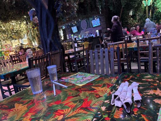 Rainforest Cafe by null