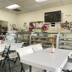 Los Cocos Panaderia y Pupuseria - Inside