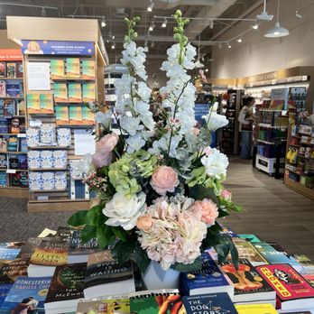 Barnes & Noble - Bookstores Near Me - Elk Grove, California