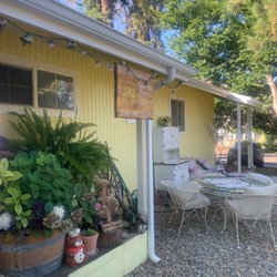 Yosemite Plaisance Bed & Breakfast - Front area