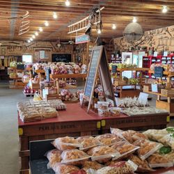 Penland Orchards & Farm Market - Wide open aisle ways for shopping pleasure.