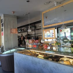 Delice - Vista de la zona de pastelería y barra de la cafetería.