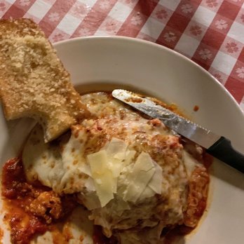 Vinny Vanucchi's - Lasagna and garlic toast - Italian Near Me - Dubuque, Iowa