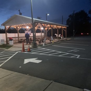 Moo Thru - Outdoor seating area - Ice Cream & Frozen Yogurt Near Me - Remington, Virginia
