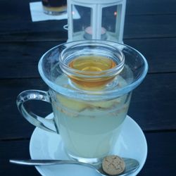 Eiscafe am Rheinturm - Heiße Zitrone im Winter. Wirklich lecker.