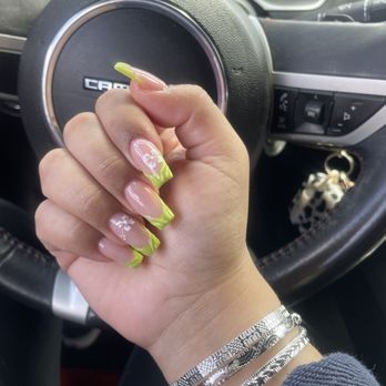 Mindy Nails Bar - Medium Full set w/ design - Nail Salons Near Me - Whittier, California
