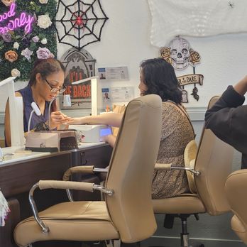 Glitter And Gloss Nail Spa - Sister getting fingernails done - Nail Salons Near Me - Las Vegas, Nevada
