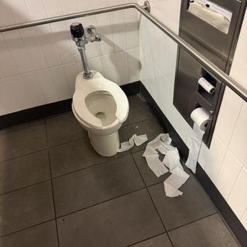 EōS Fitness - EōS bathroom - Gyms Near Me - Valencia, California EōS Fitness - EōS bathroom - Gyms Near Me - Valencia, California