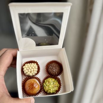 Chocollata Brigadeiros - Union Station - Box of 4 brigadeiros - Chocolatiers & Shops Near Me - Toronto, Ontario Chocollata Brigadeiros - Union Station - Box of 4 brigadeiros - Chocolatiers & Shops Near Me - Toronto, Ontario