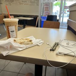 Dunkin' - Iced coffee, Wrap Chicken & Roasted Pepper Dunkin'