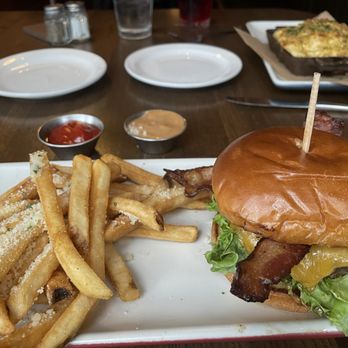 HUB Restaurant & Ice Creamery - Tucson Urban Burger and Mac & Cheese - American Near Me - Tucson, Arizona