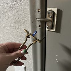 Days Inn by Wyndham Willcox - The security lock was dangling from the door. They tried to secure it with a drywall anchor.. such a false sense of security