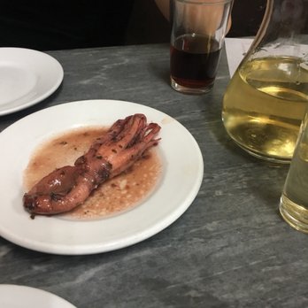 La Cova Fumada - Pulpo, vino blanco, y vermut - Tapas/Small Plates Near Me - Barcelona, B La Cova Fumada - Pulpo, vino blanco, y vermut - Tapas/Small Plates Near Me - Barcelona, B
