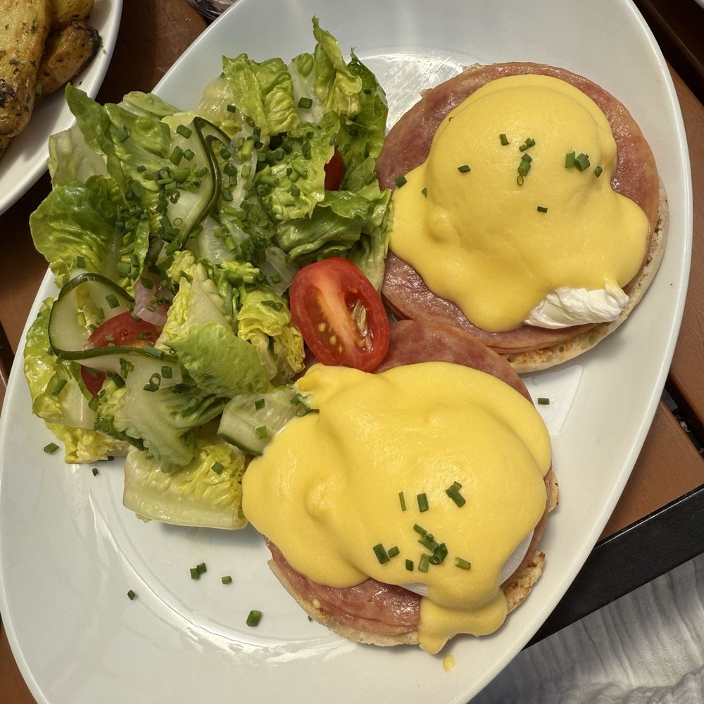 Traditional Eggs Benedict*