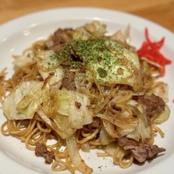 Teppanyaki Kyoto - Yakisoba with beef - stir fried ramen-style noodles with cabbage, onion, with added beef