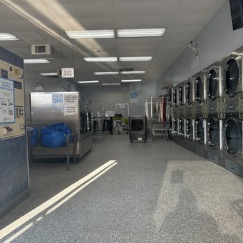 Refresh Laundry - Clean environment and ac provided as well as free water. - Laundromat Near Me - Fullerton, California