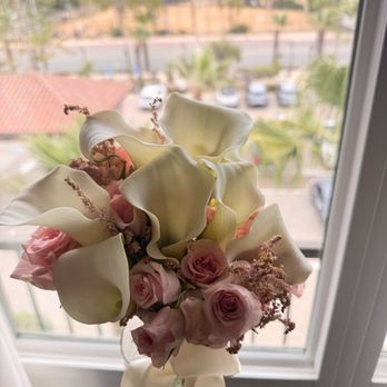 Hanamate Floral Design - Bridal flower arrangement - Floral Designers Near Me Hanamate Floral Design - Bridal flower arrangement - Floral Designers Near Me